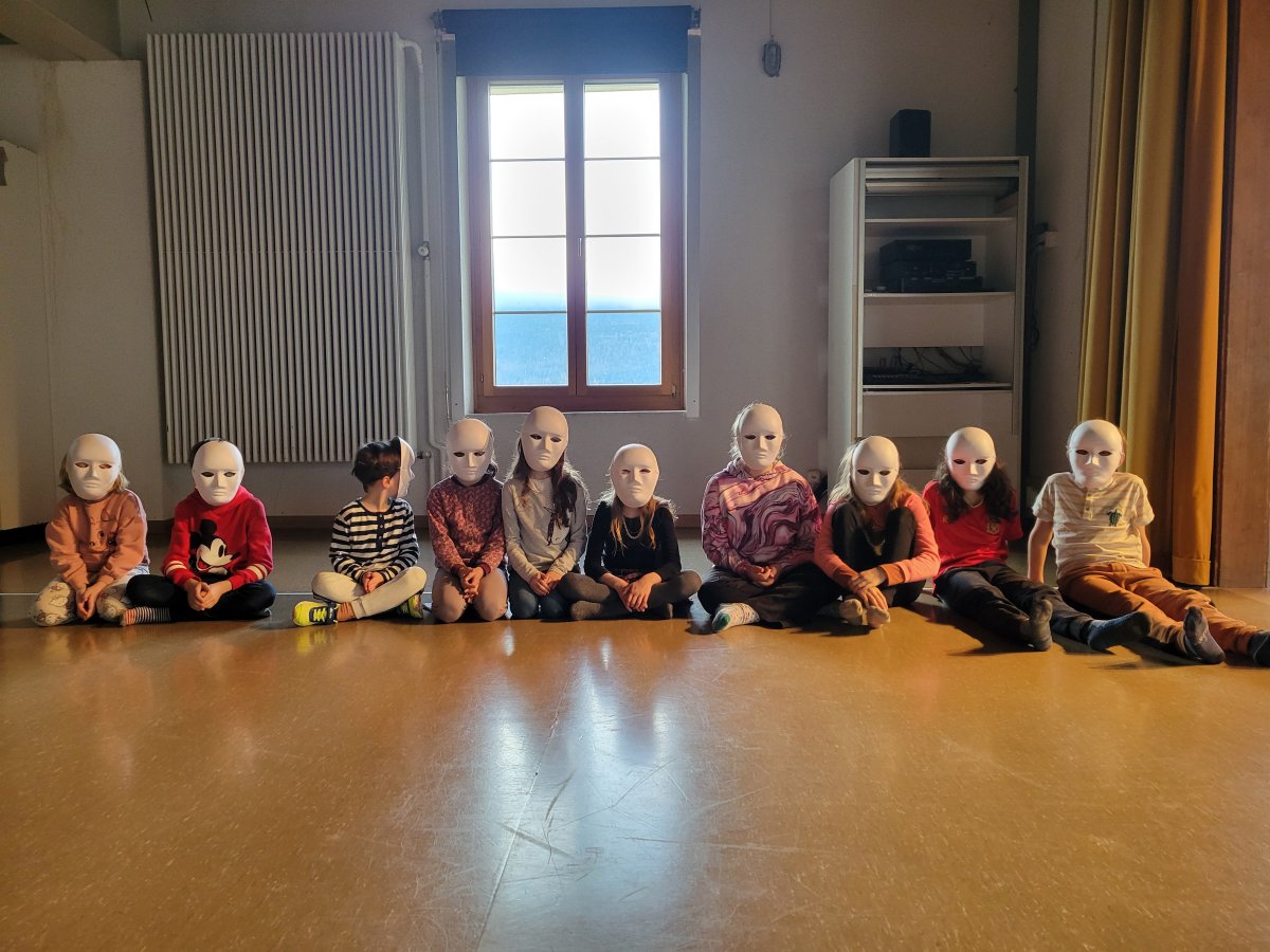 un atelier avec les masques neutres